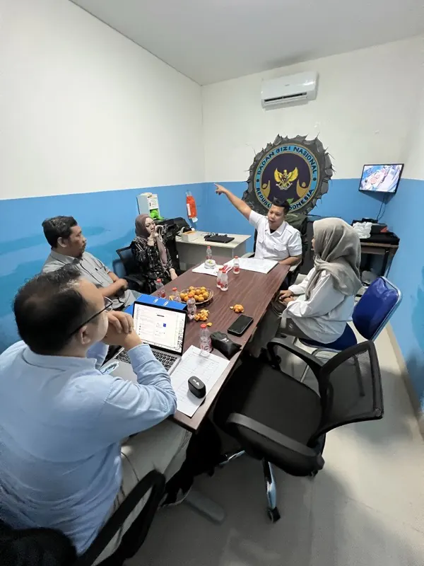 Rapat koordinasi tim LegalinAja bersama pengelola dapur di ruang rapat