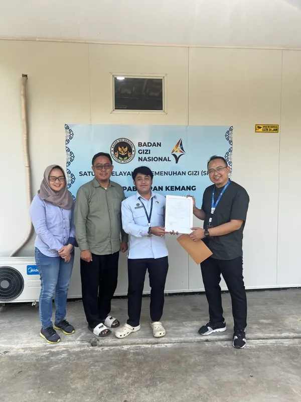 Tim LegalinAja menyerahkan dokumen legalitas kepada pengelola dapur SPPG Pabuaran Kemang
